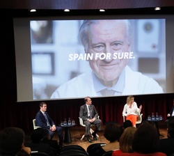 Lanzamiento de la campaña "Spain for Sure", con los embajadores de la Marca España al fondo